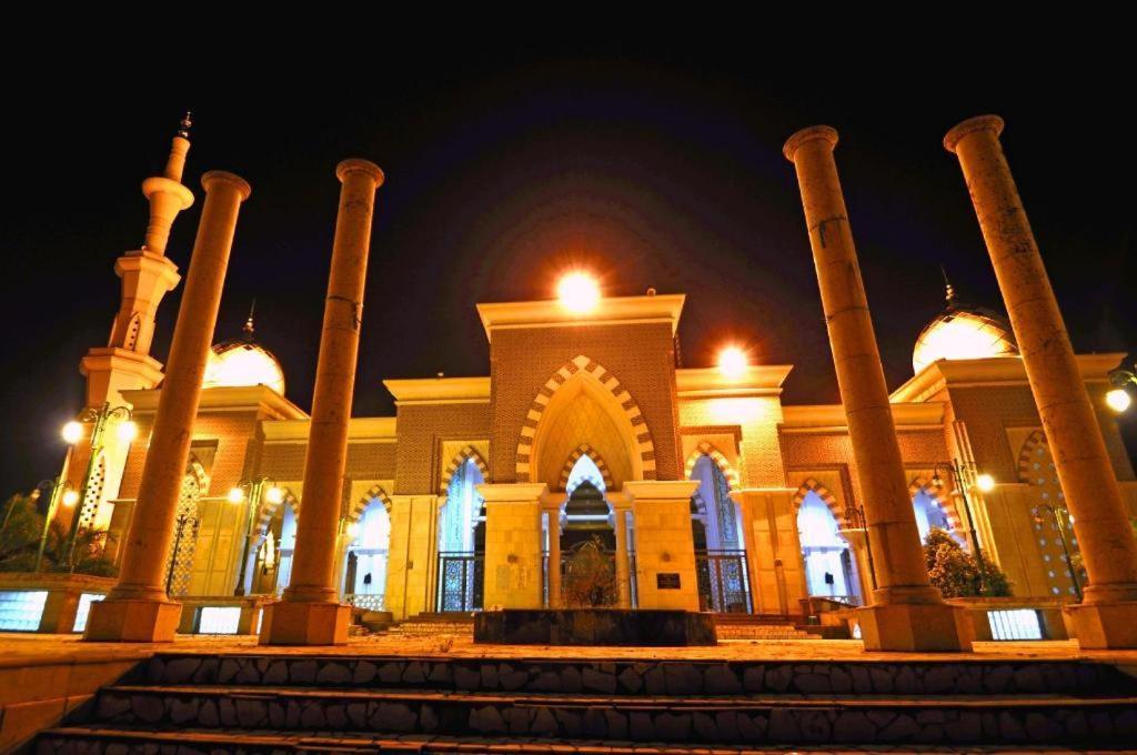 Vindhika Hotel Pengayoman Makassar Luaran gambar